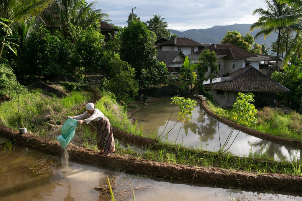 A woman in the area supported by ESTUNGKARA.