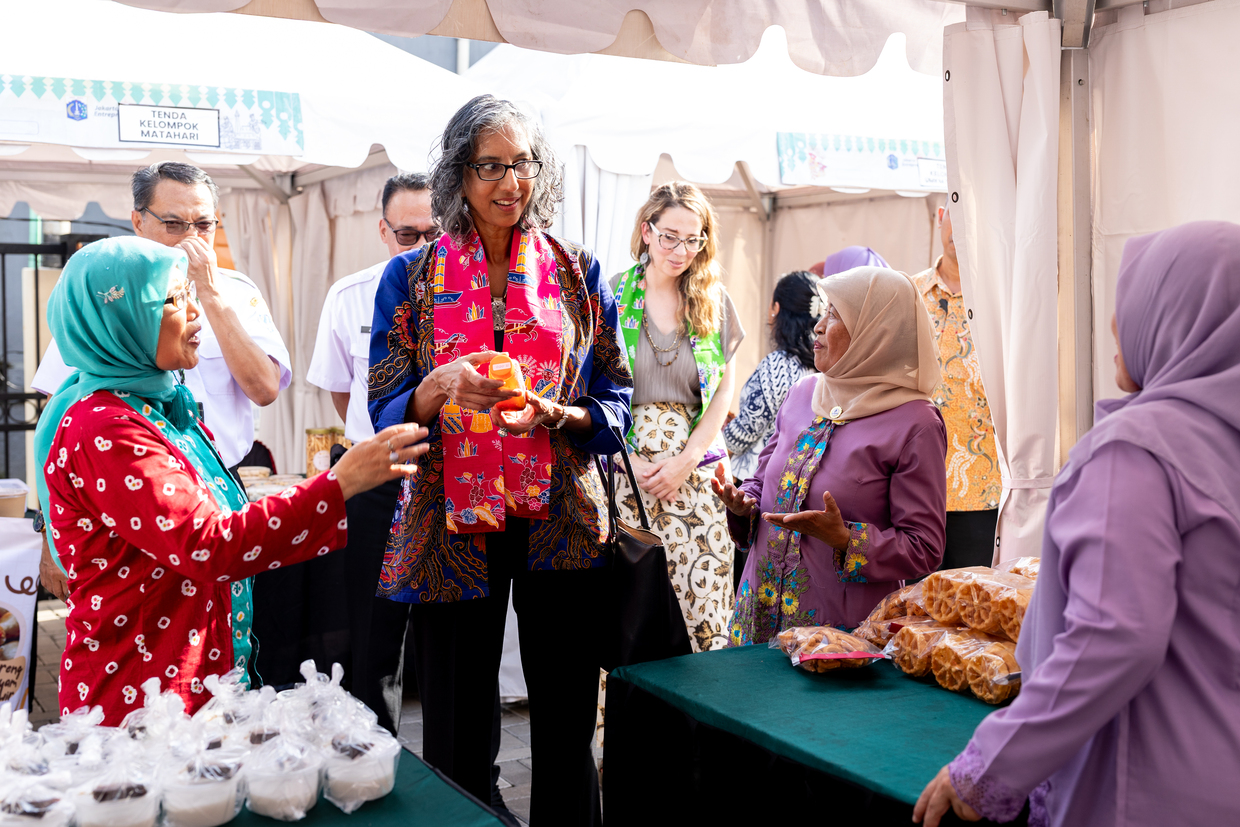 Australian Charge d Affaires Visits to Indonesia PEKKA Local Market Celebrating Empowered Women - Gita Kamath - INKLUSI