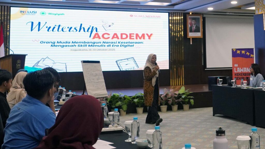 ‘Aisyiyah cadres and other participants engage in a writing training.