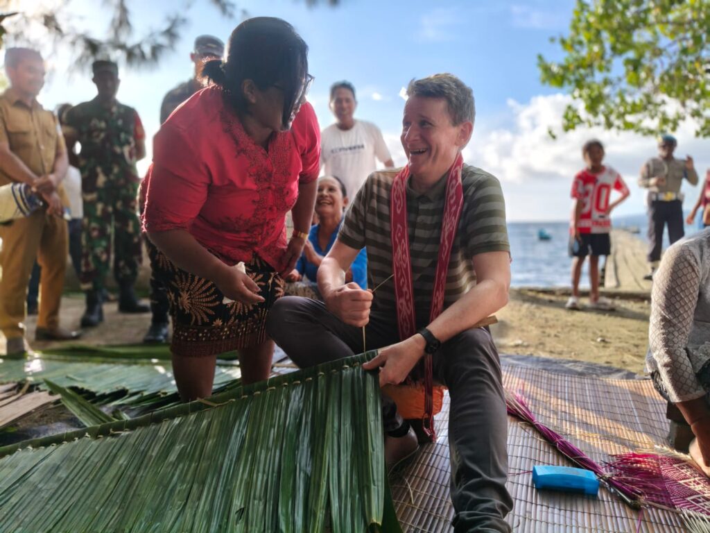Duta Besar Australia Berdialog dengan Sekolah Perempuan di Pulau Morotai tentang Kepemimpinan Perempuan