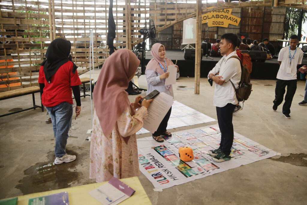 INKLUSI partner ‘Aisyiyah showcased a snakes-and-ladders game themed around stunting prevention and reproductive health at Pasar Kolaboraya 2025.
