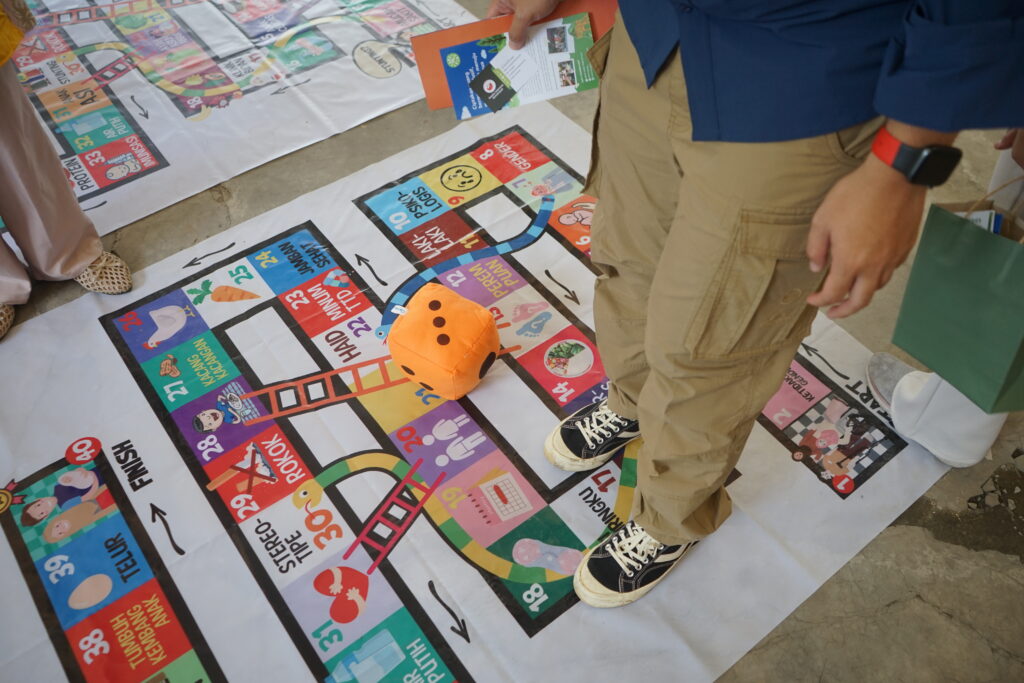INKLUSI partner ‘Aisyiyah showcased a snakes-and-ladders game themed around stunting prevention and reproductive health at Pasar Kolaboraya 2025.