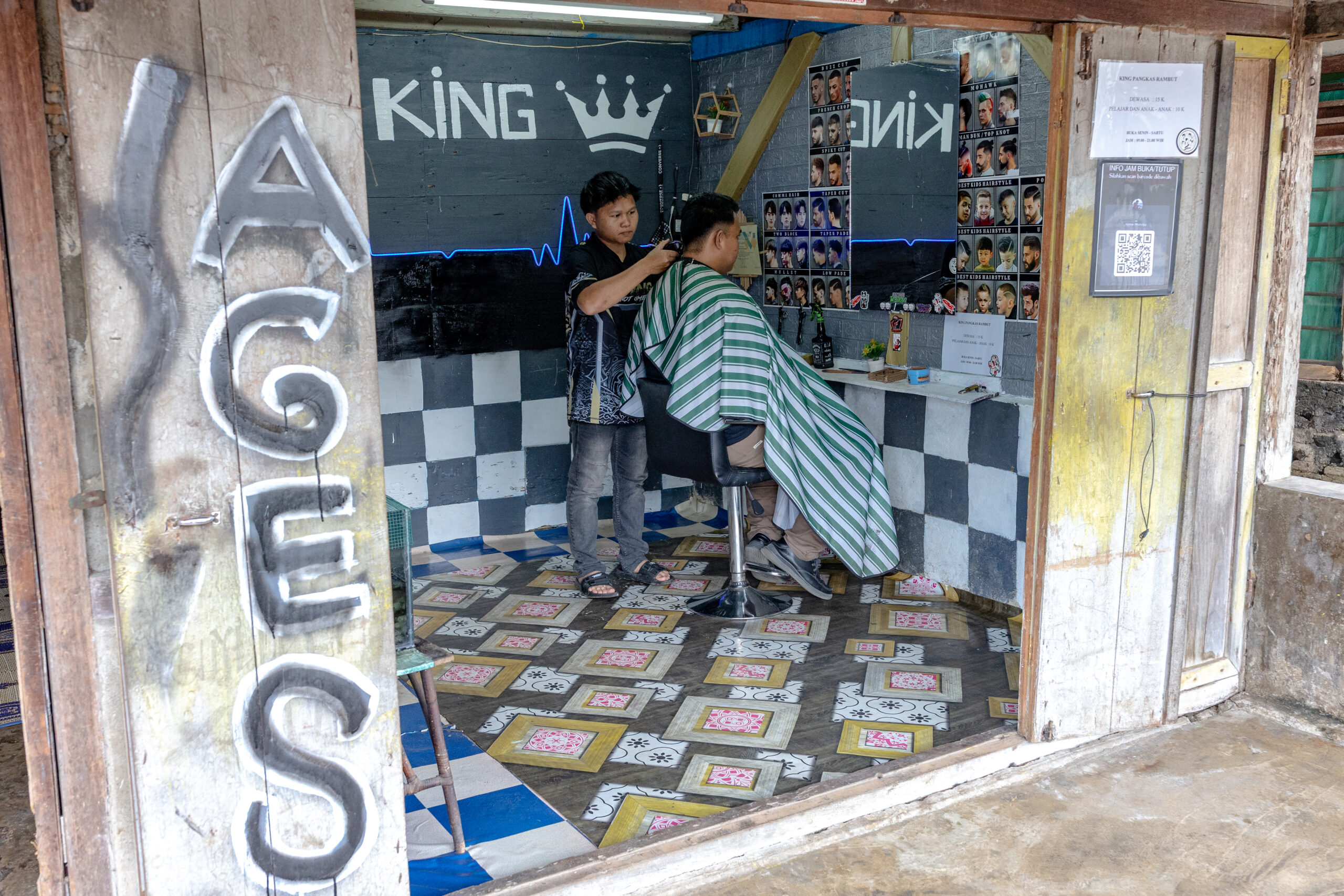 Mantan ABH (anak berhadapan dengan hukum) sedang memotong rambut di barbershop miliknya.