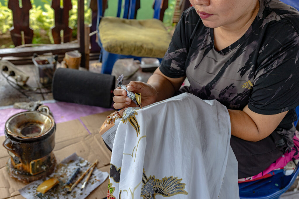 Women in prison in Bengkulu practices making batik.