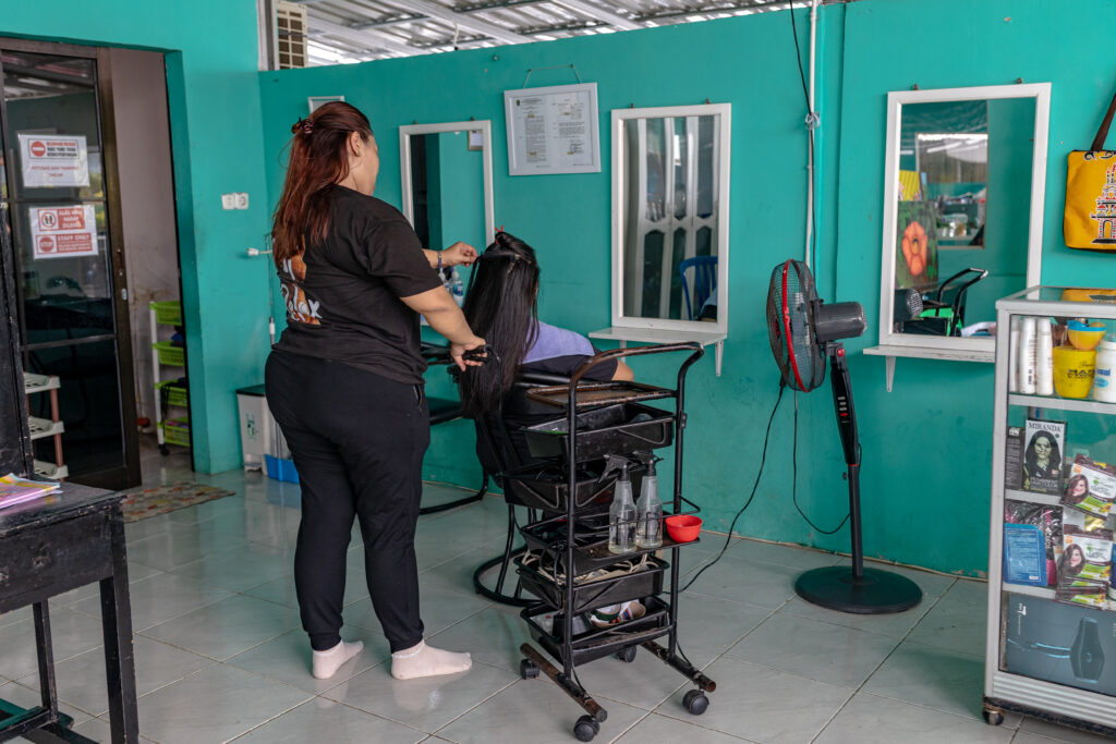 Warga binaan perempuan di Lapas Perempuan Bengkulu berlatih menata rambut.