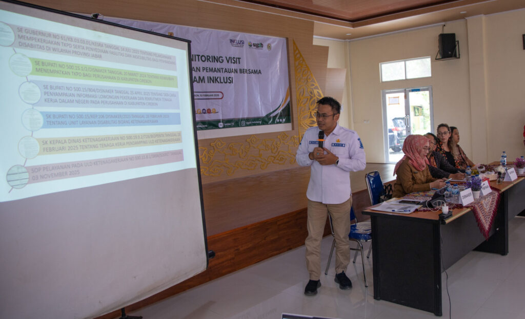 Kepala Dinas Ketenagakerjaan Kabupaten Cirebon, Novi Hendrianto, menjelaskan isu akses kerja inklusif bagi penyandang disabilitas.