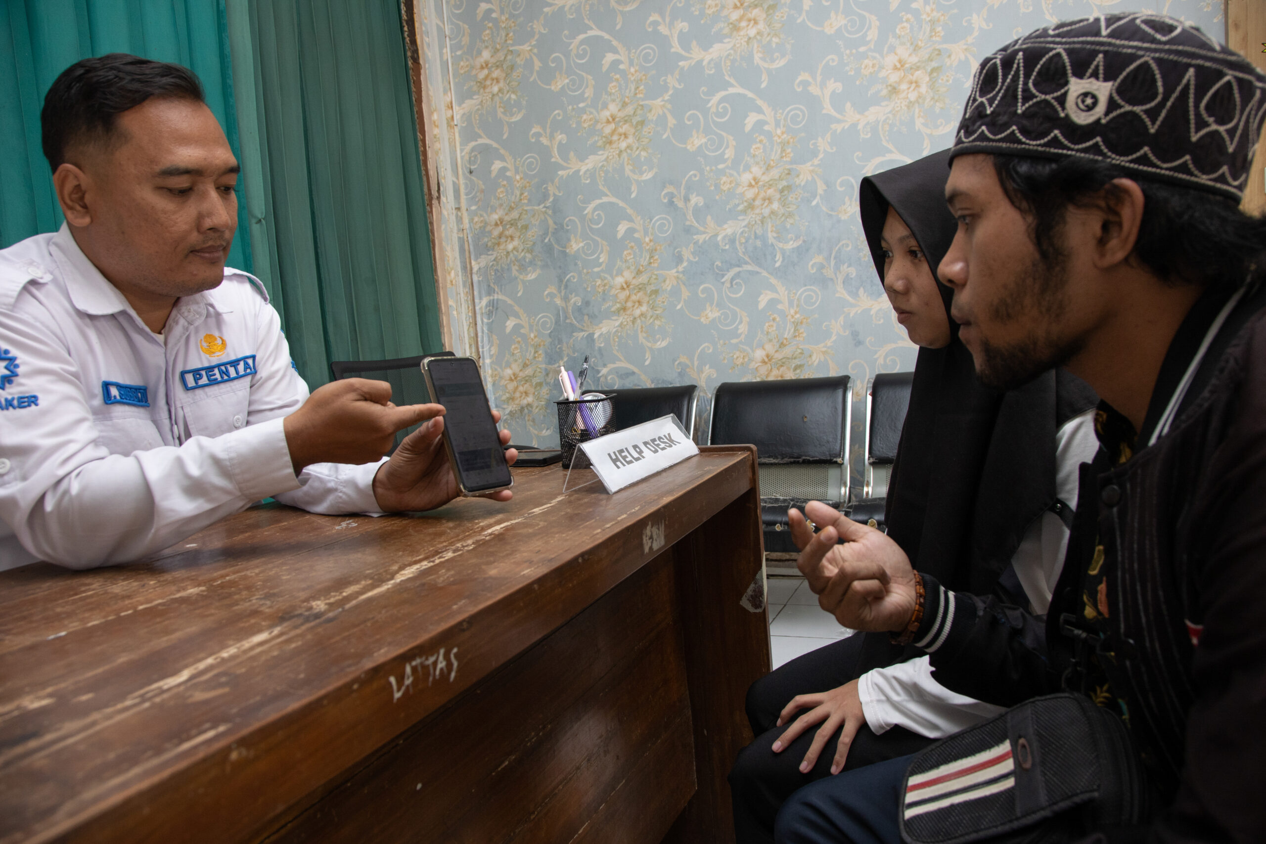 Warga Cirebon di Unit Layanan Disabilitas (ULD) Disnaker Kabupaten Cirebon untuk mendapatkan akses kerja inklusif.