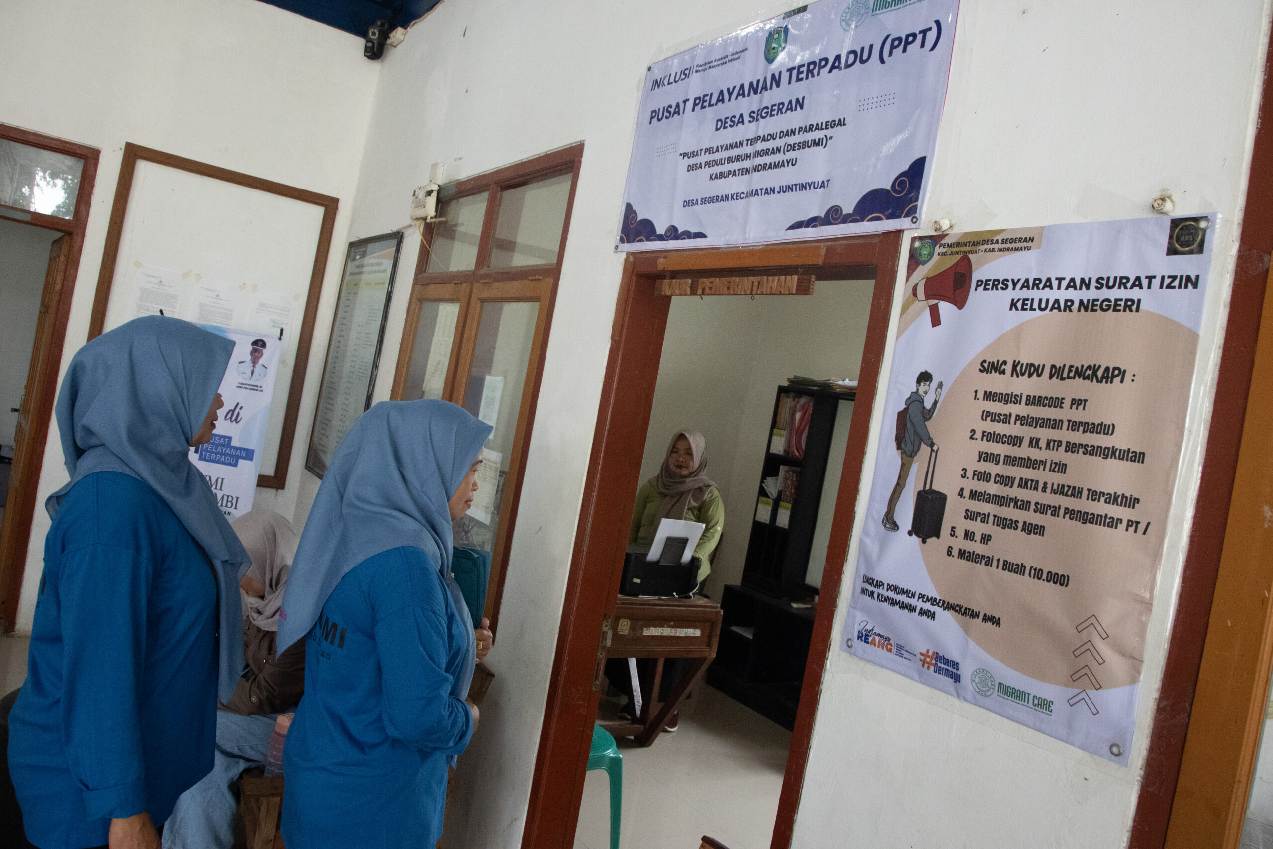 Kunjungan INKLUSI di Indramayu memperlihatkan warga pencari kerja ke luar negeri di Pusat Layanan Terpadu (PPT)