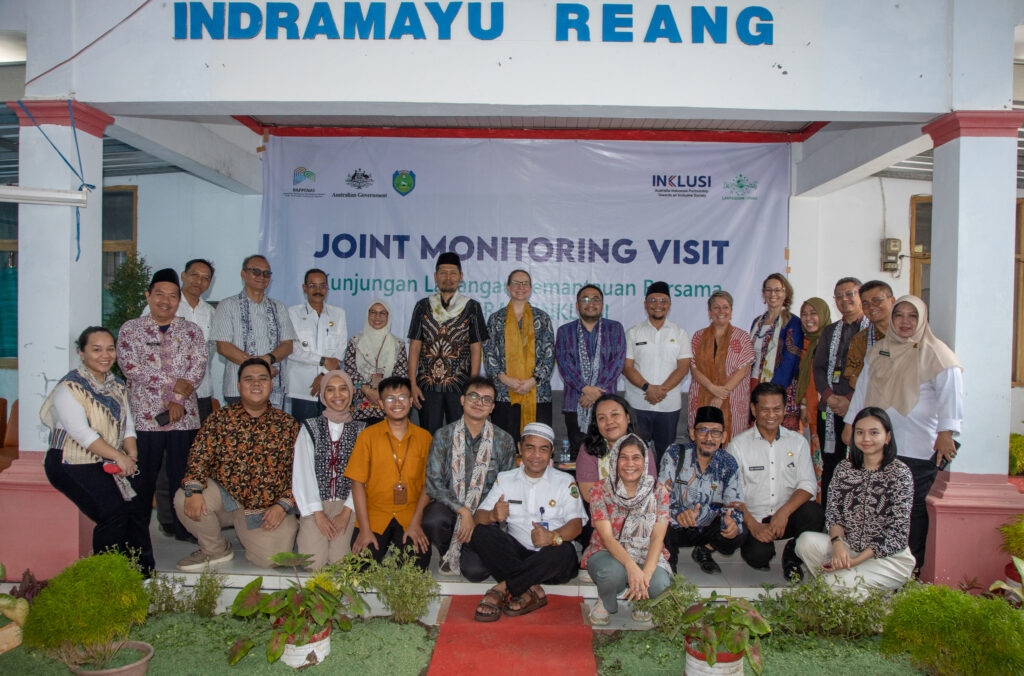 Stakeholders pose for a group photo during the visit of INKLUSI in Indramayu.