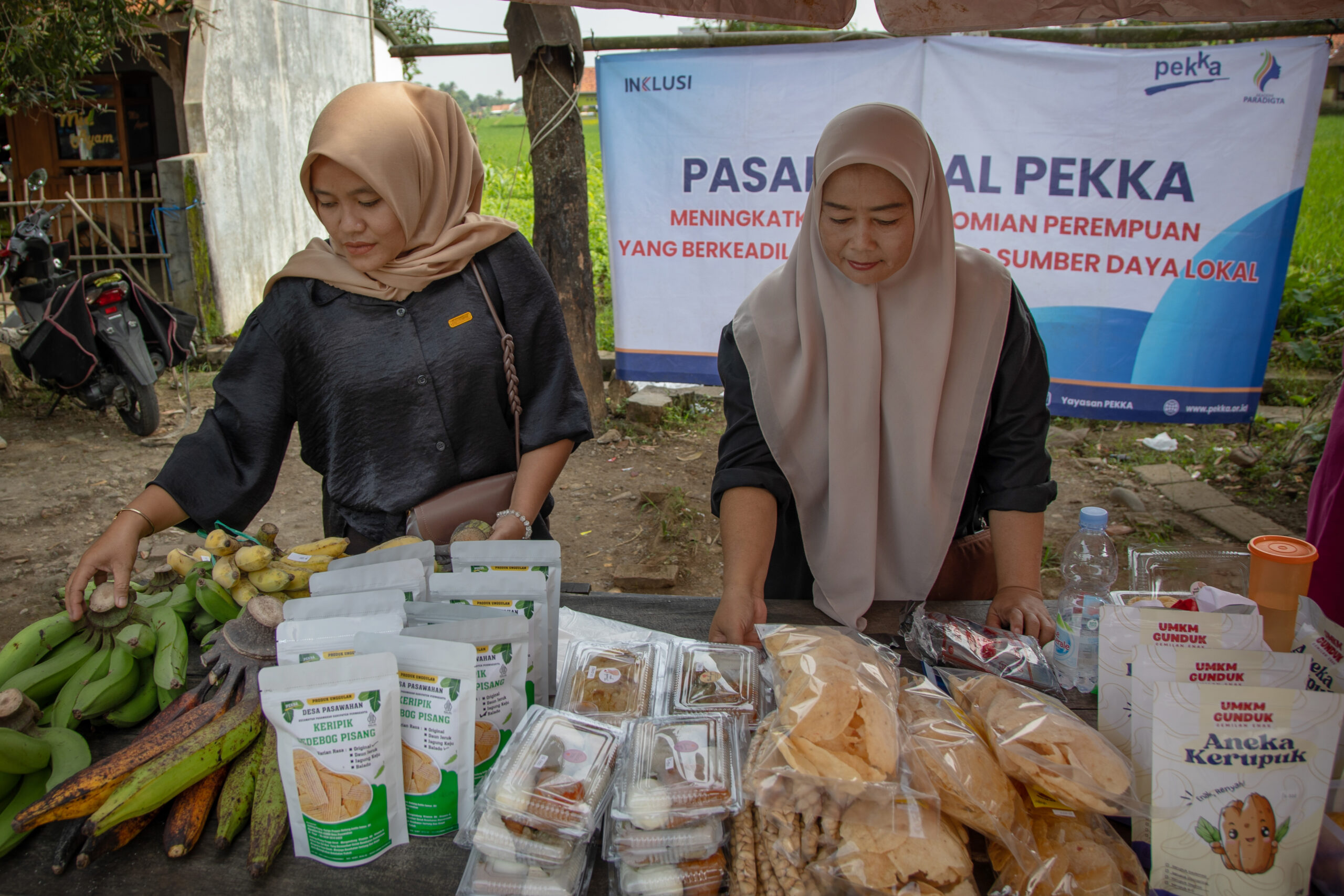 Ibu-ibu anggota PEKKA menjual produk di Pasar Lokal PEKKA Desa Ciherang, Purwakarta, dalam kunjungan INKLUSI di Purwakarta.