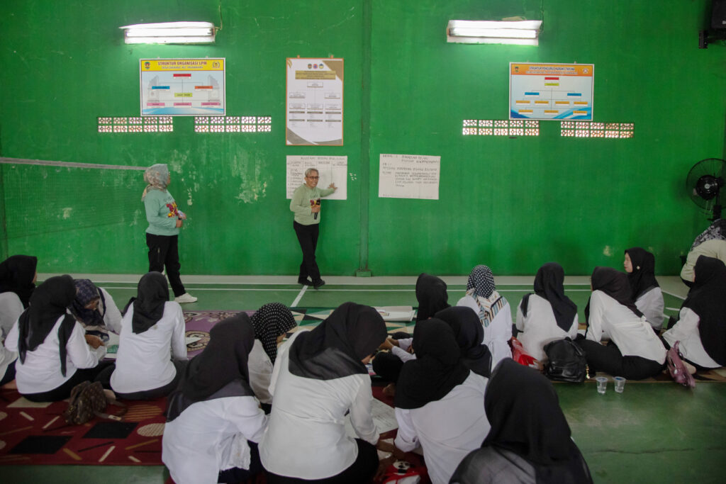 Women in Purwakarta took part in a Paradigta Entrepreneurship Academy class in Ciherang Village during the INKLUSI visit to Purwakarta.