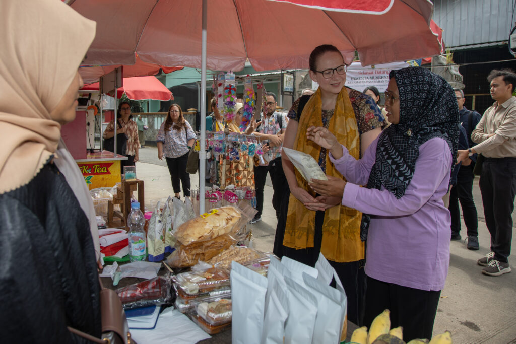 During the INKLUSI visit to Purwakarta, Joanna O’Shea, Counsellor for Governance and Human Development at the Australian Embassy’s Department of Foreign Affairs and Trade (DFAT), visited the PEKKA Local Market in Ciherang Village, Purwakarta, West Java, on 12 February 2026. (Photo: INKLUSI)