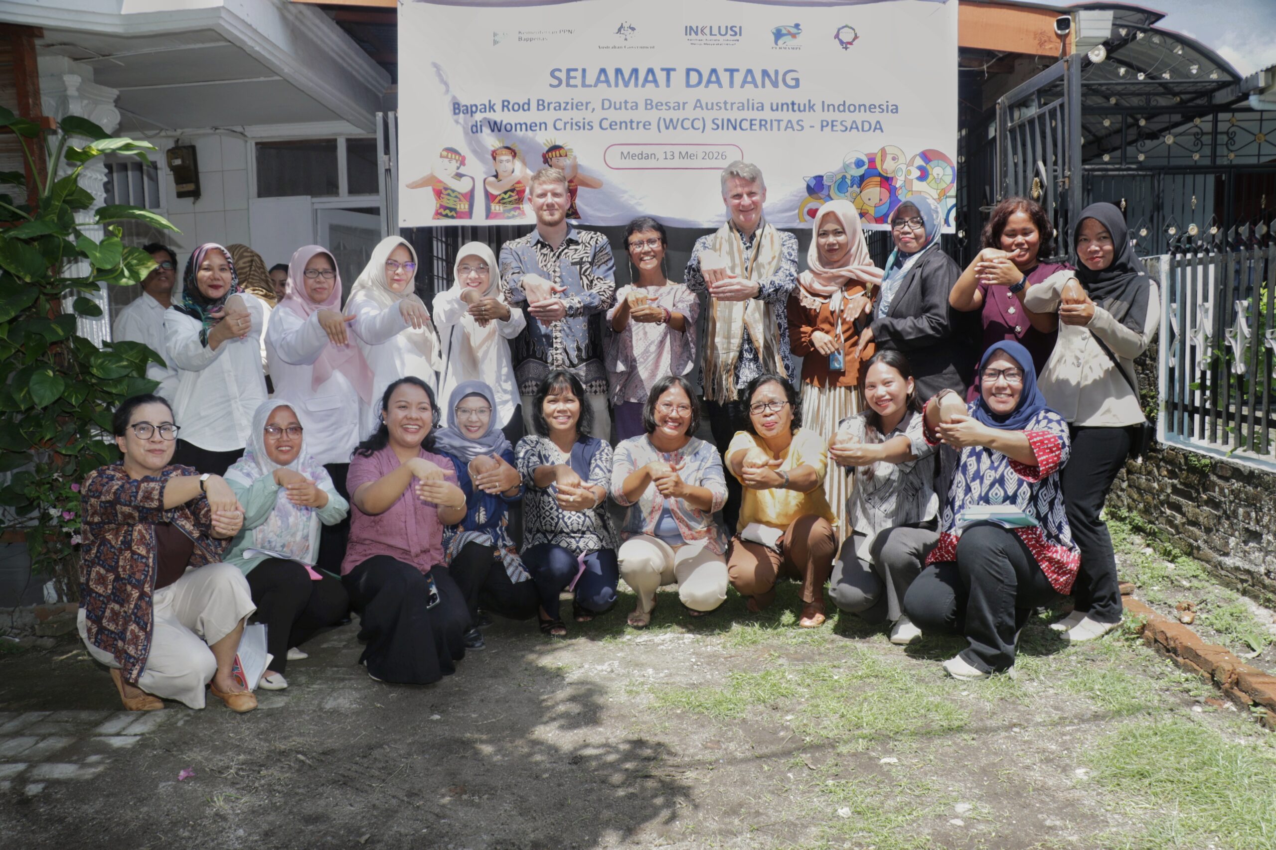 Duta Besar Australia berfoto bersama pengurus PESADA-PERMAMPU di kantor mereka di Medan.