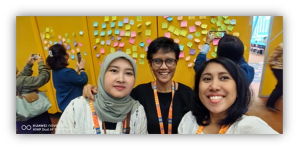 Koordinator PERMAMPU, Dina Lumbantobing (tengah, bersama peserta lain dalam Women Deliver 2026