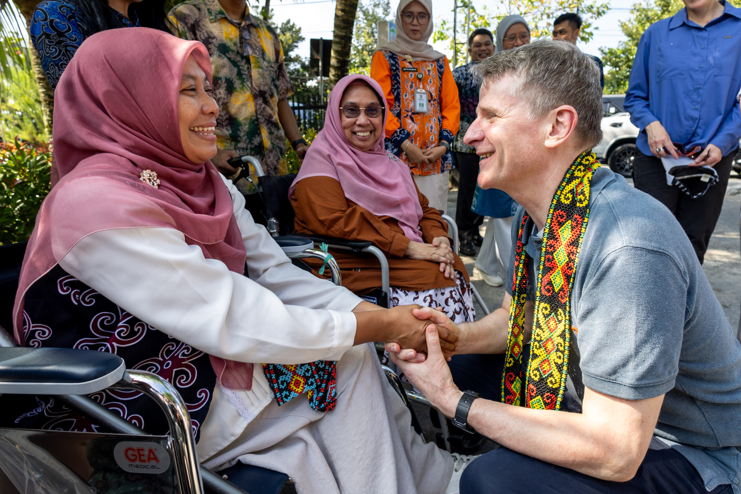 Duta Besar Australia untuk Indonesia berbincang dengan penyandang disabilitas berkursi roda.