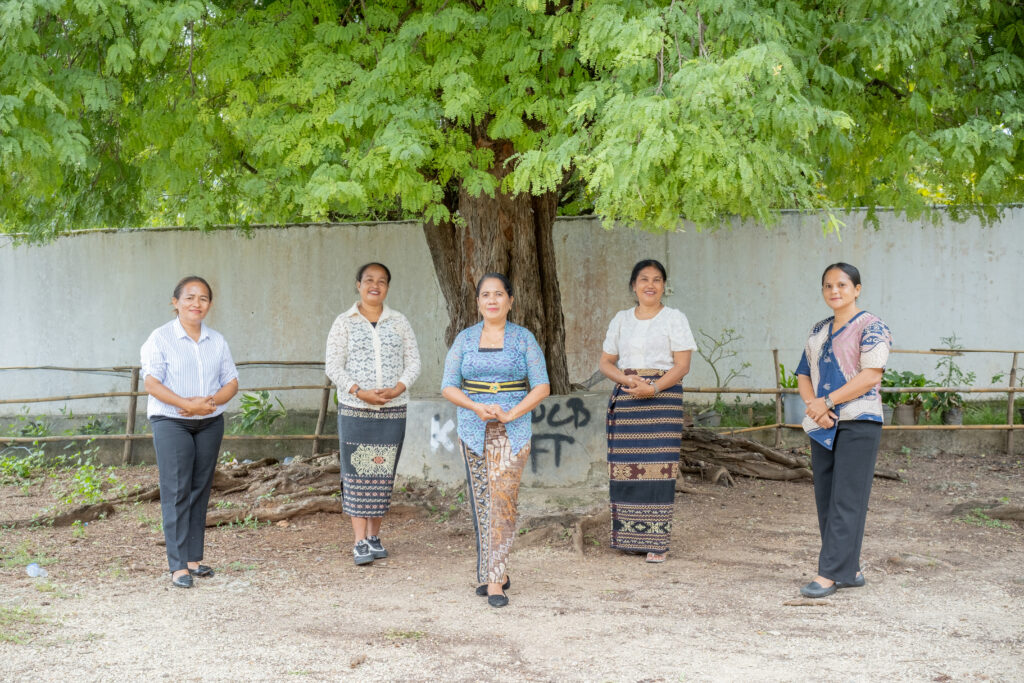 Para anggota Sekolah Perempuan di Kupang.
