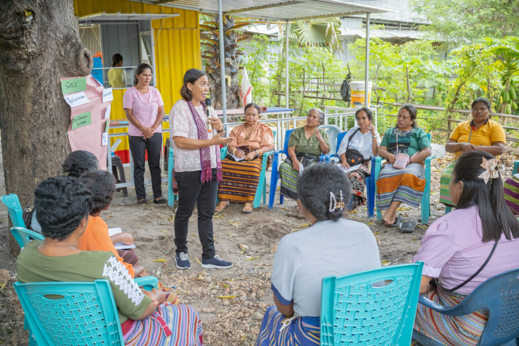 Yerni Hariance dari PEKA PM memberikan materi mengenai hak kesehatan reproduksi dan seksual untuk para anggota Sekolah Perempuan di Kupang.